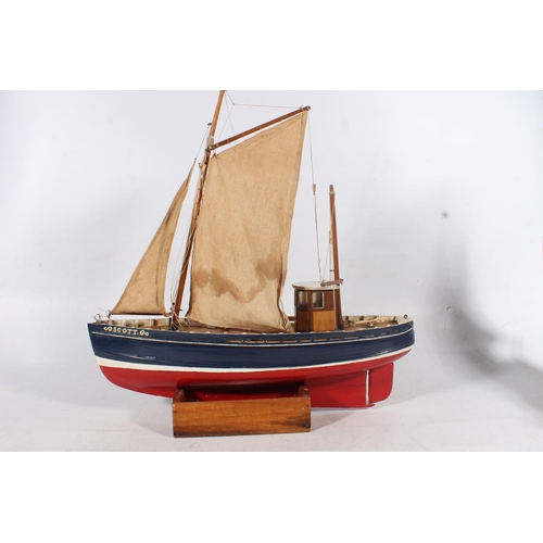 87 - Star Yacht company Endeavour III pond yacht, together with a scratch built model of fishing trawler ... 