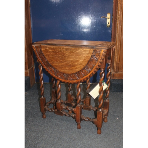 33 - Victorian oak drop leaf occasional table, H68cm.