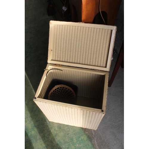 559 - Lloyd loom basket.