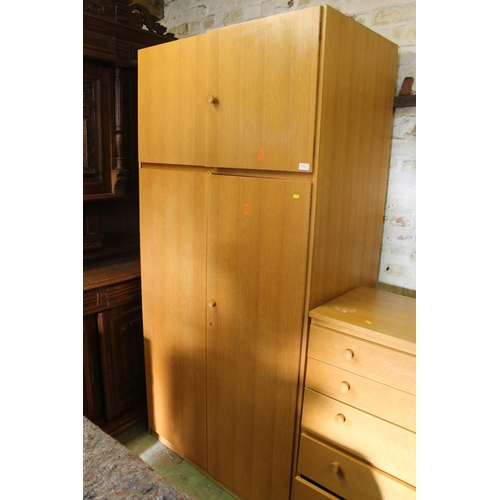 578 - Modern wardrobe and matching chest of drawers.