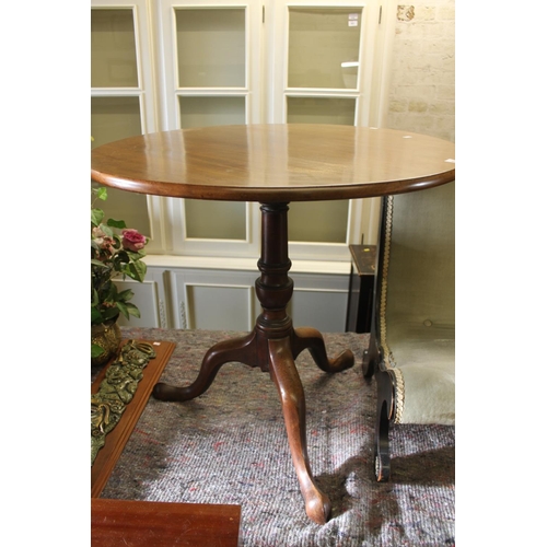 600 - Mahogany tilt top occasional table.