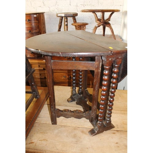 605 - Victorian oak drop leaf occasional table.