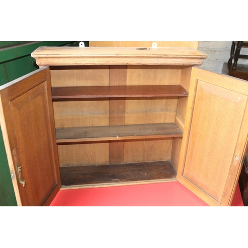 621 - Small oak cabinet.