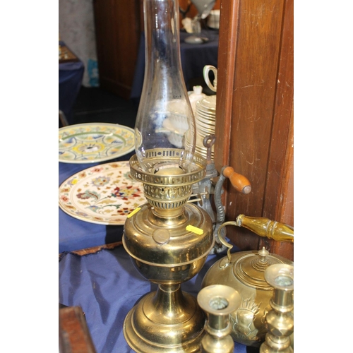 142 - Brass teapot, oil lamp, candlesticks and other metal ware (qty)