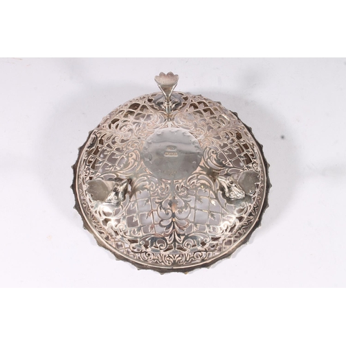 9 - Edw. VII silver bon bon dish, the cast gadroon border framing a trellis and scrolled pierced openwor... 