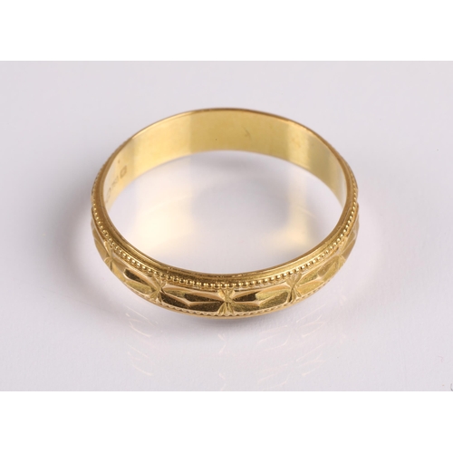 53 - 18ct gold band with etched detail. 3g ring size O...