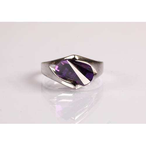 60 - Silver contemporary ring set with amethyst ring size P, 5.8g