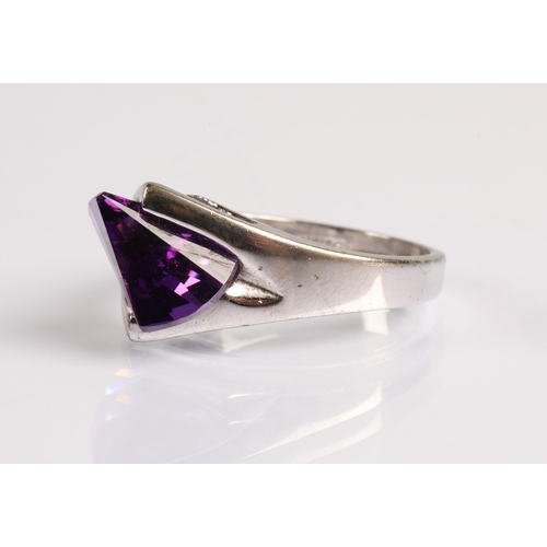 60 - Silver contemporary ring set with amethyst ring size P, 5.8g