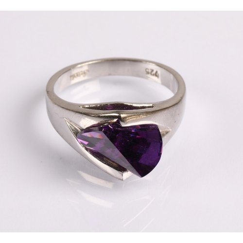 60 - Silver contemporary ring set with amethyst ring size P, 5.8g