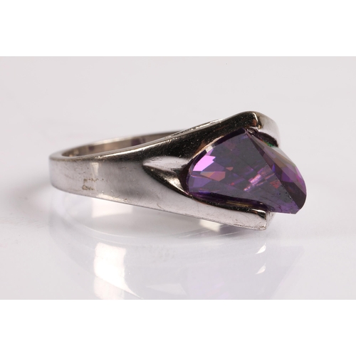 60 - Silver contemporary ring set with amethyst ring size P, 5.8g