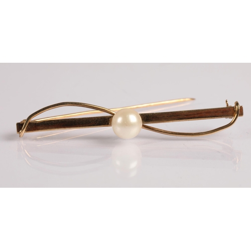 65 - 9ct gold bar brooch set with a single pearl, Edinburgh c.1965, 3.0g gross.