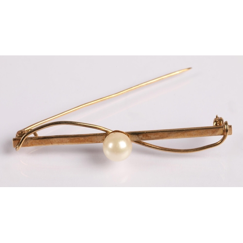 65 - 9ct gold bar brooch set with a single pearl, Edinburgh c.1965, 3.0g gross.