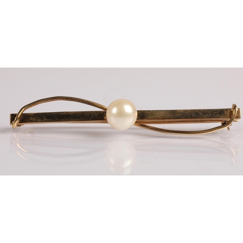 65 - 9ct gold bar brooch set with a single pearl, Edinburgh c.1965, 3.0g gross.