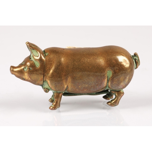 98 - Novelty brass vesta case in the form of a pig, 5cm long.