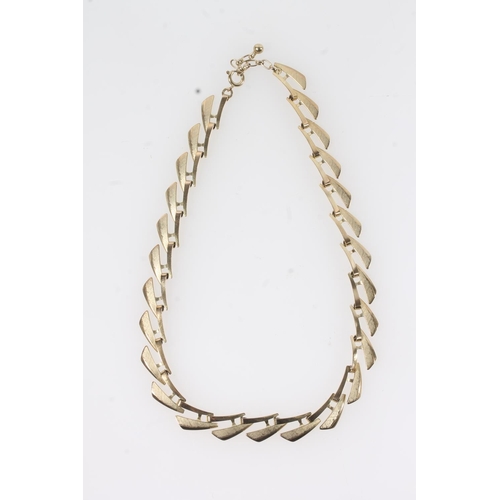 105 - 8ct gold sail link necklace, the clasp stamped '333', 19.1g.