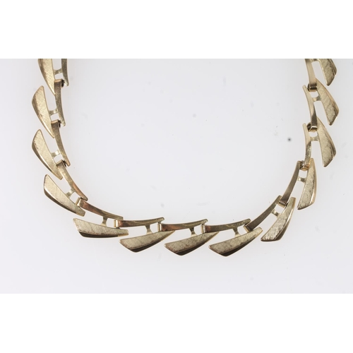 105 - 8ct gold sail link necklace, the clasp stamped '333', 19.1g.