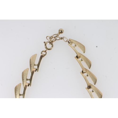 105 - 8ct gold sail link necklace, the clasp stamped '333', 19.1g.