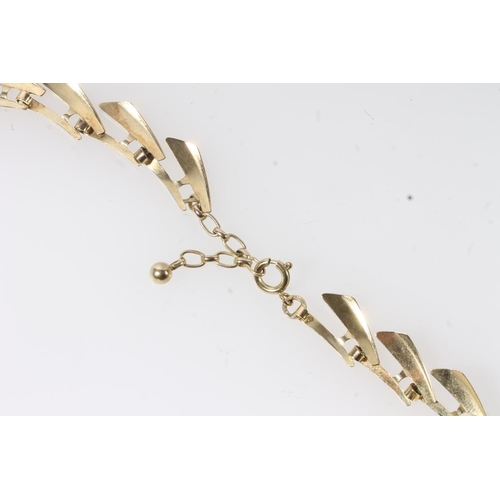 105 - 8ct gold sail link necklace, the clasp stamped '333', 19.1g.