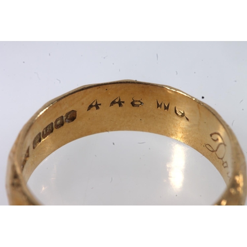 116 - 18ct gold wedding band with diamond pattern, size O, 5.5g.