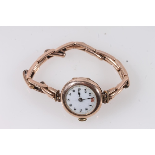 189 - 9ct gold cased ladies watch, the round white dial with arabic numerals, gold dot minute markers and ... 