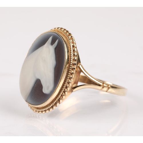 132 - 9ct gold horse cameo ring, 2.6g, ring size Q