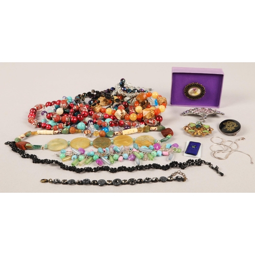 145 - Assorted vintage costume jewellery, to include brooches, beads etc