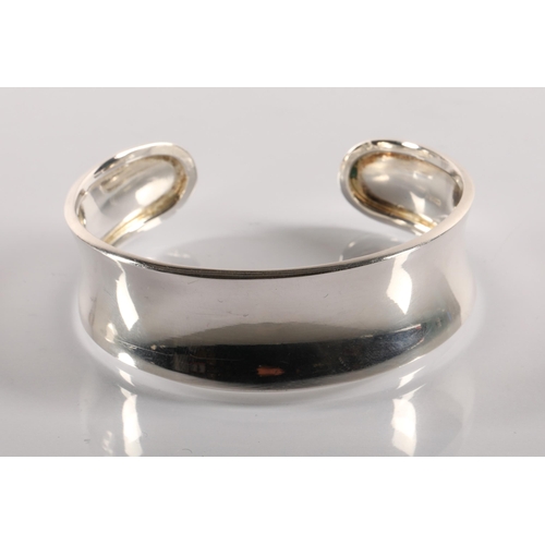 96 - Modernist silver bangle, 23g in Ernest Jones jewellery box.