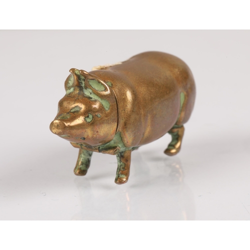 98 - Novelty brass vesta case in the form of a pig, 5cm long.