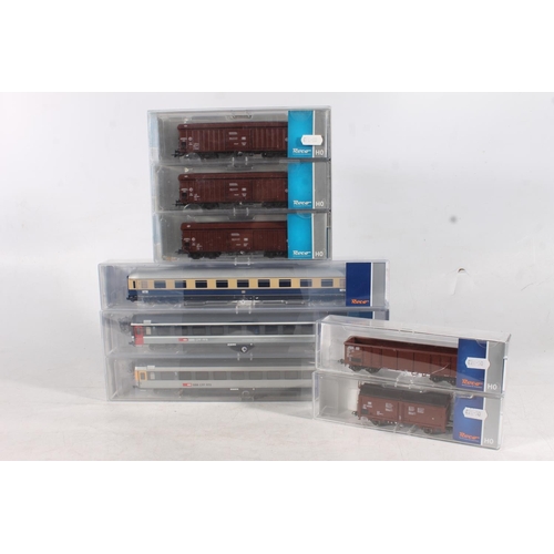 1069 - HO gauge model railways, Roco rolling stock including wagons to include 66042 thre wagon set DB; 669... 