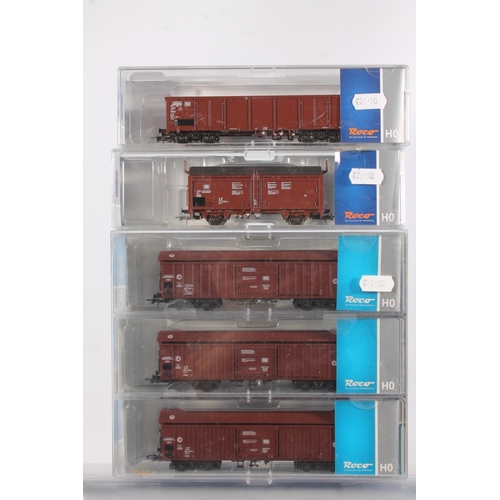 1069 - HO gauge model railways, Roco rolling stock including wagons to include 66042 thre wagon set DB; 669... 