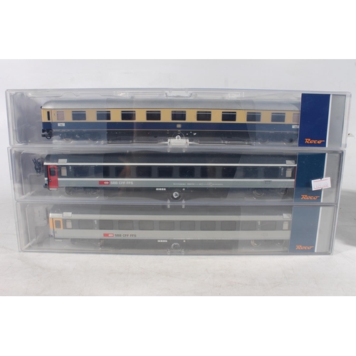 1069 - HO gauge model railways, Roco rolling stock including wagons to include 66042 thre wagon set DB; 669... 