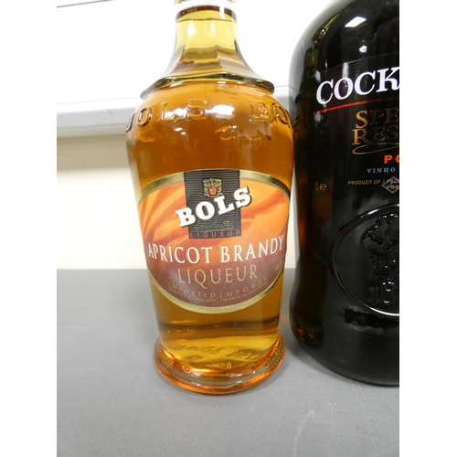 28 - Group of mixed alcohol to include two bottles of Cockburn's Special Reserve Port 1L 20% ABV, Bols Ap... 