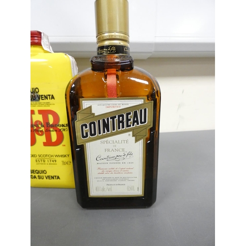 28 - Group of mixed alcohol to include two bottles of Cockburn's Special Reserve Port 1L 20% ABV, Bols Ap... 