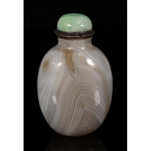 339 - Chinese agate snuff bottle. late Qing period, the spinach jade domed cover over a polished agate bot... 