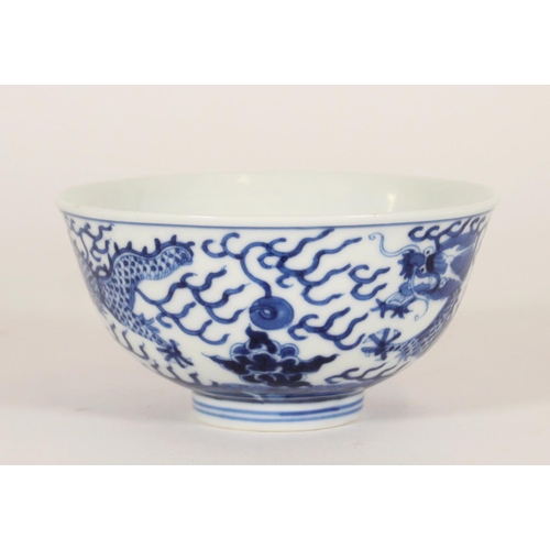 341 - Chinese porcelain dragon bowl, late Qing Guangxu period, the body decorated in underglaze blue with ... 