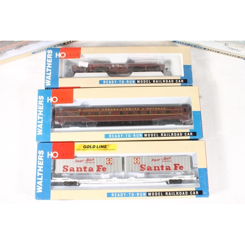 1074 - HO gauge model railways, ten Walthers Ready to Run items of rolling stock to include 932-40123 Bi-Le... 