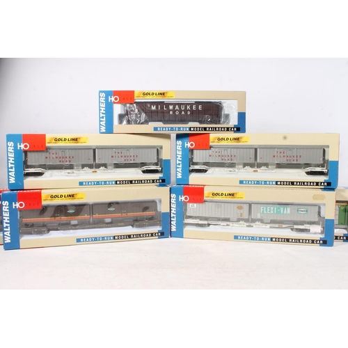 1074 - HO gauge model railways, ten Walthers Ready to Run items of rolling stock to include 932-40123 Bi-Le... 