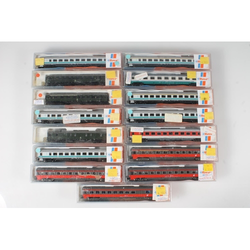 1285 - N gauge model railways, Roco of Austria, passenger rolling stock to include 24306, 24341, 24342 x2, ... 