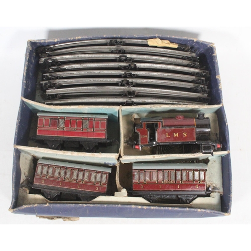 1401 - O gauge model railways to include Hornby No 101 Tank passenger train set boxed, clockwork No.501 loc... 