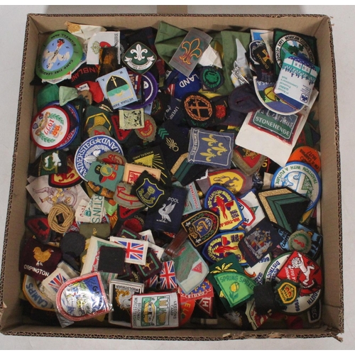 1882 - Large collection of Boy Scouts, Girl Guides and other related cloth badges.