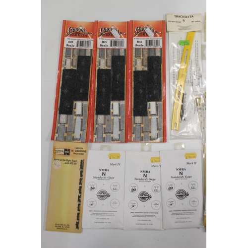 1229 - Albion Alloys Connecto strips (~50), Kato N Gauge 24270 Yard Crew Day/Night miniature figures x3, Ch... 