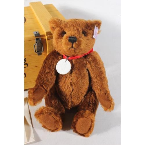 1267 - Steiff 420351 Teddy Bear Club 2003, made in memory of Messe Leipzig 1903 Rotbraun 28cm, with certifi... 