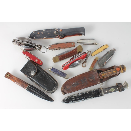 1877 - Boy Scouts and Girl Guides interest, a group of multi tools and knives to include a Boy Scouts knife... 