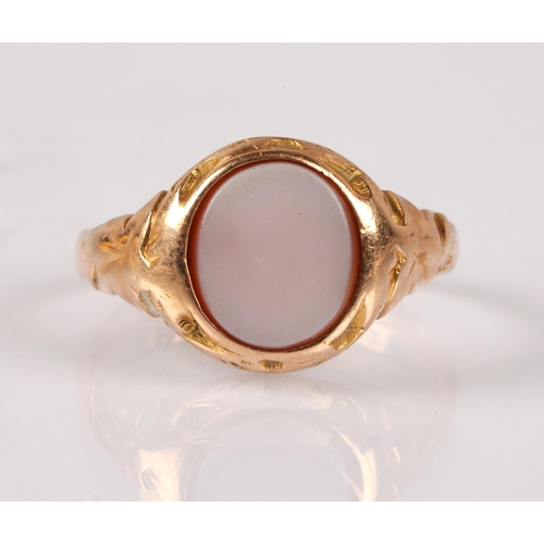 60 - 15ct gold signet ring set with sardonyx, 4g