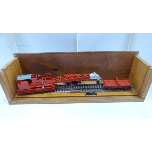 34 - Display case containing Hornby Dublo breakdown crane and wagons, no. 133.