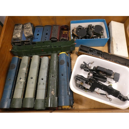 30 - Carton containing OO gauge loco and tender parts to include boxed Tri-ang R.146 modern engine sheds,... 