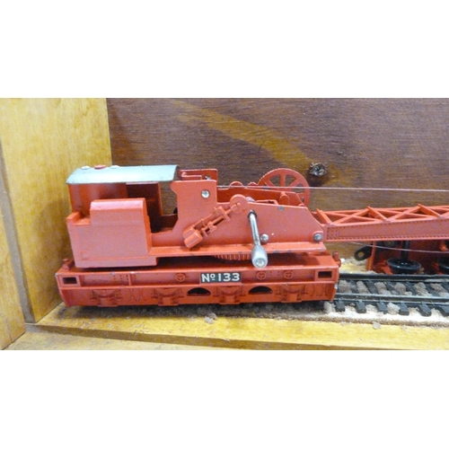 34 - Display case containing Hornby Dublo breakdown crane and wagons, no. 133.