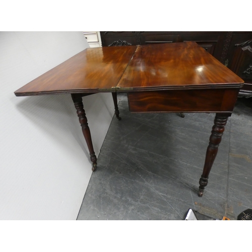 474 - 19th century mahogany fold-over tea table with frieze drawer, on turned supports and castors, 102cm ... 