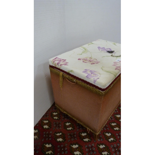 490 - Lloyd Loom-style pink wicker storage box with padded top.