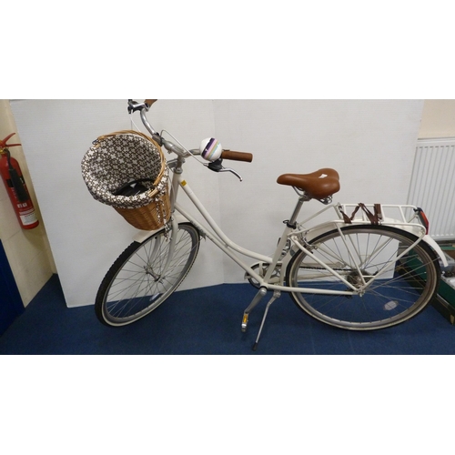 512 - Lady's Ryedale bicycle with basket.